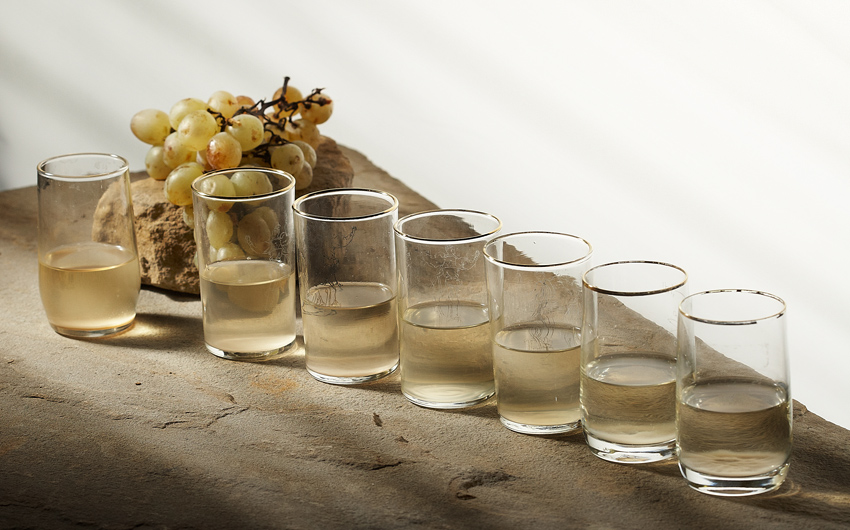 IMG_1296A.jpg - Test na čírenie vína po 24h. Poháre X &nbsp; A B C D E F X: mladé víno, A: bentonit P 0.4ml, B: P 0.8ml, C: želatína Q 0.4ml,  D: tosil R 0.4ml, E: P+Q každý 0.4ml , F: P+Q+R každý 0.4ml Vyhráva E